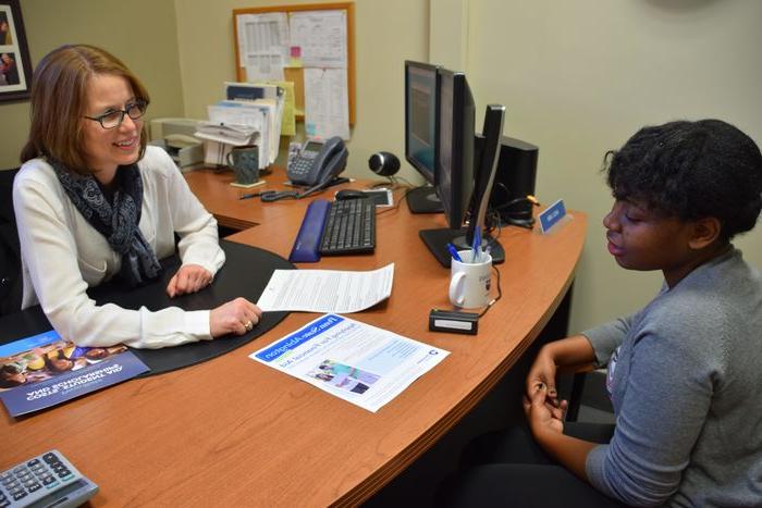 Student speaking to staff member 